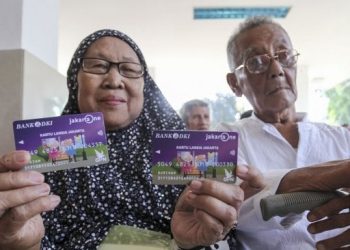 Lansia Tunggu Penyaluran Bantuan PKD! Rekening Bank DKI Kamu Terisi Saldo Dana Bansos KLJ Mei 2025 Total Rp300.000