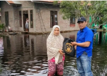 Banjir Tak Kunjung Surut, Anggota DPRD Labura Salurkan Bantuan