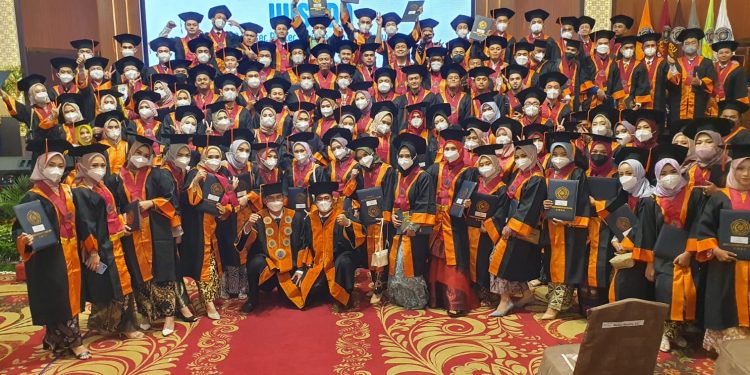 Aturan Prokes Yang Ketat, Prosesi Wisuda Berjalan Dengan Lancar