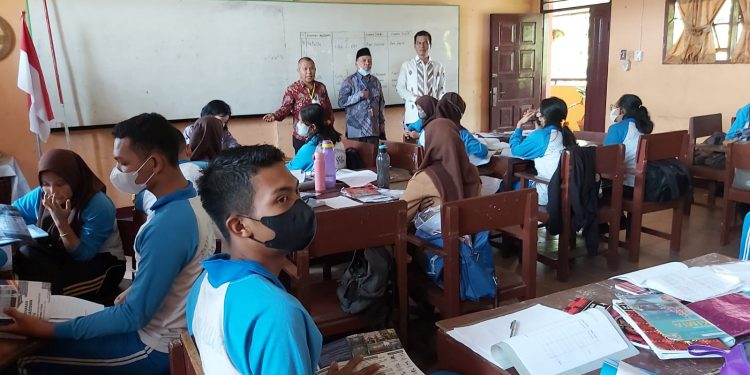 Dekan FAHUM dan FISIP Sosialisasi UMSU di SMA Mitra Inalum Kabupaten Batubara