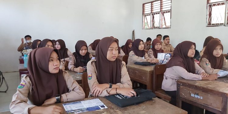 Dekan Fakultas Hukum Sosialisasi UMSU di SMA Negeri 1 Sei Suka kabupaten Batu Bara
