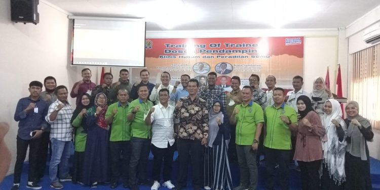 Dekan Fakultas Hukum UMSU  (Dr. Faisal, SH, M. Hum), membuka kegiatan Training Of Trainer Dosen Pendamping Klinis Hukum & Peradilan Semu.