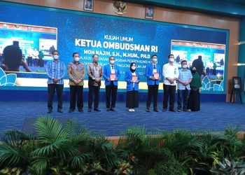 REKTOR UMSU Prof. Dr. AGUSSANI., M.AP MELEPAS MAHASISWA KLINIS HUKUM DAN PERADILAN SEMU FAKULTAS HUKUM