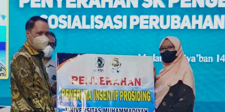 Dosen Fakultas Hukum UMSU Terima Insentif Publikasi Ilmiah