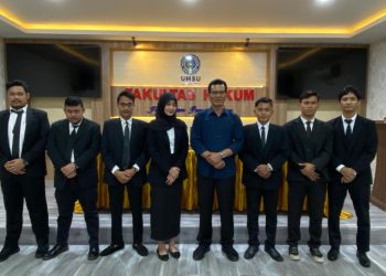 Dekan dan Wakil Dekan-III Fakultas Hukum UMSU Photo Bersama dengan Peserta Sidang Meja Hijau