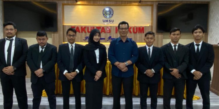 Dekan dan Wakil Dekan-III Fakultas Hukum UMSU Photo Bersama dengan Peserta Sidang Meja Hijau