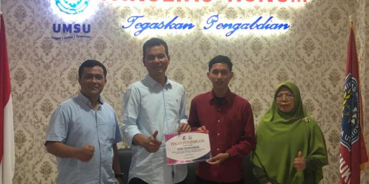 Penyerahan Sertifikat Penghargaan Juara 1 Lomba Karya Tulis Ilmiah Kepada Pimpinan Fakultas Hukum UMSU.