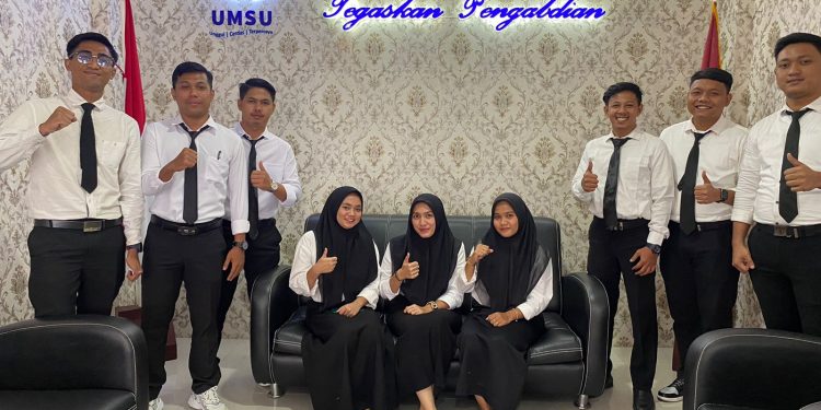 Dua Belas Peserta Seminar Proposal dibuka langsung oleh Dekan Fakultas Hukum Dr. Faisal, SH., M.Hum