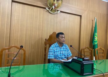 Sepuluh Peserta Seminar Proposal dibuka langsung oleh Wakil Dekan I Dr. Zainuddin, SH., MH