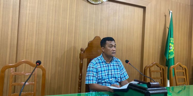 Sepuluh Peserta Seminar Proposal dibuka langsung oleh Wakil Dekan I Dr. Zainuddin, SH., MH