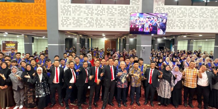 Fakultas Hukum Yudisium 296 Sarjana Hukum: Lulusan Siap Mengabdi dan Menegakkan Hukum Berkeadilan
